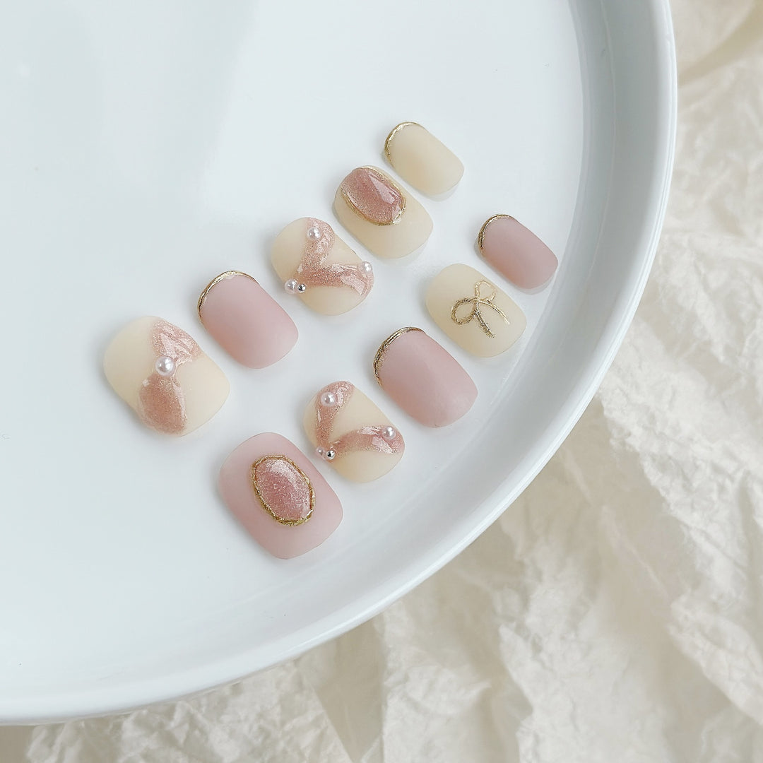 Elegantes Press-On Nagelkunst-Set mit Ripsband und Perlenakzenten