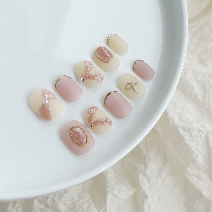 Elegantes Press-On Nagelkunst-Set mit Ripsband und Perlenakzenten