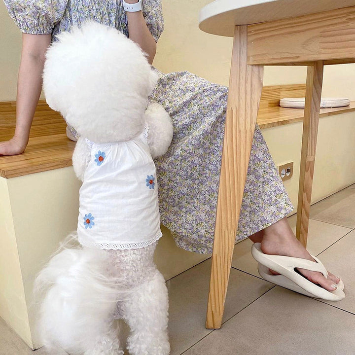 Leichtes Baumwoll-Tanktop ohne Ärmel für Hunde mit Eyelet-Besatz und Kirschstickerei