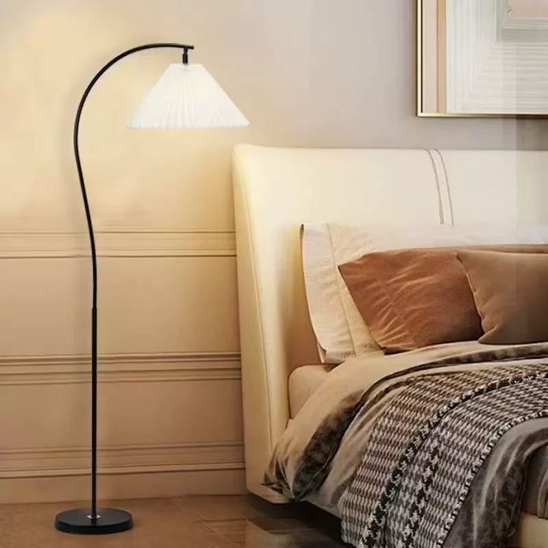 Moderne Stehlampe mit gefaltetem Schirm