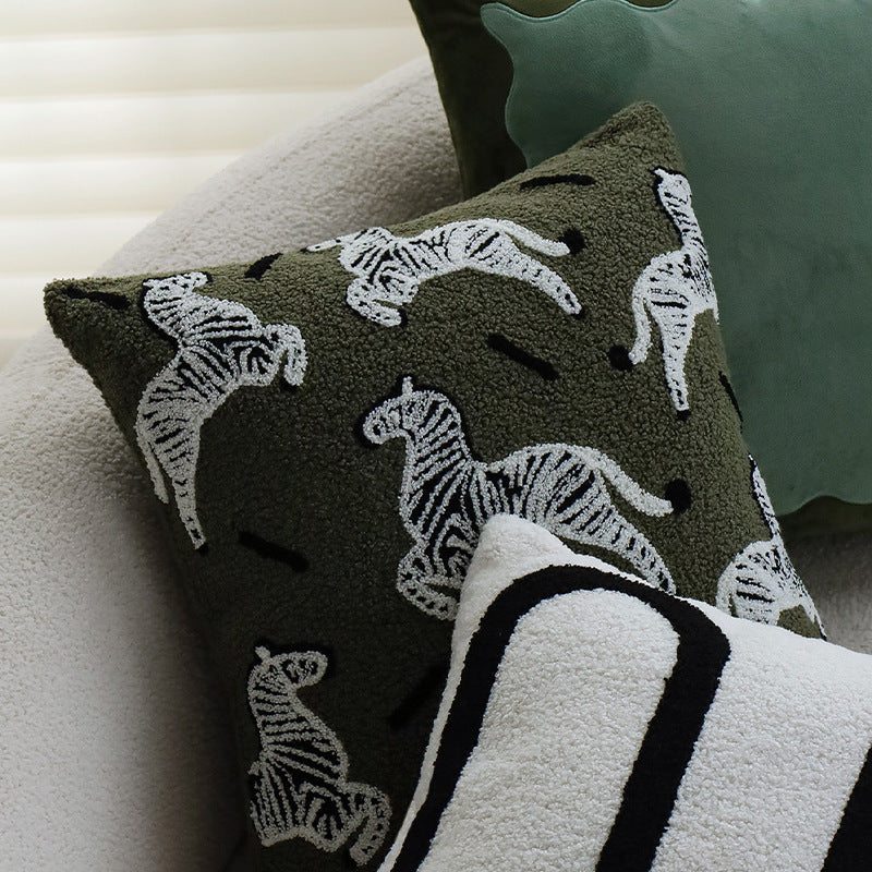 Quadratischer Zierkissenbezug im Teddy‑Bouclé mit erhabener Zebra‑Tuftapplikation Karnz