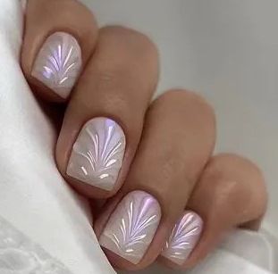 Luxuriöse Nagelkunst mit schimmerndem Design Karnz