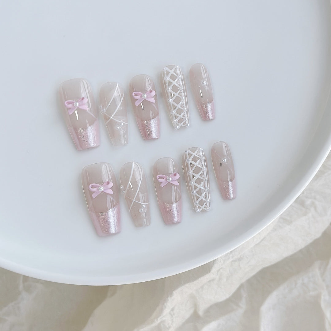 Dekoratives Press-On Nagelkunst-Set mit charmanten Bänder und Schmuckakzenten
