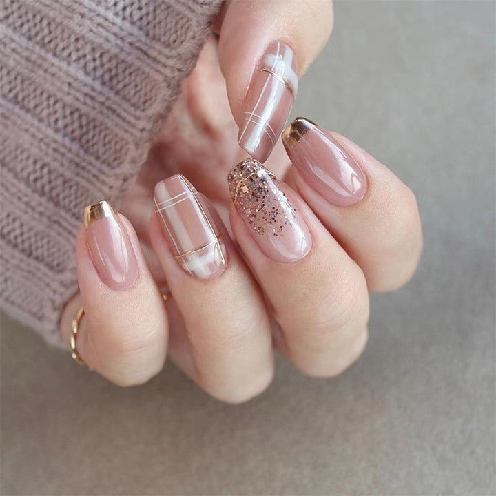 Kunstvolle Nagelverlängerungen mit Glitzer- und Goldakzenten Karnz