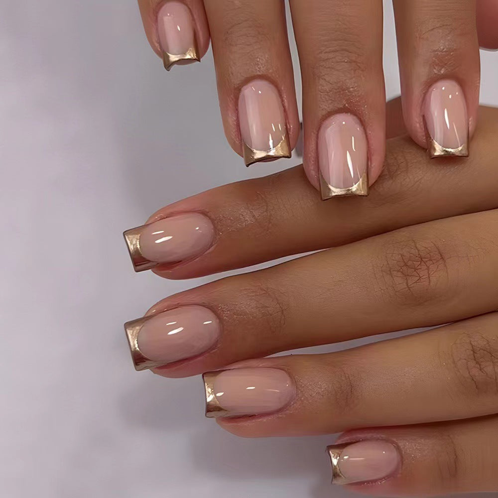 Elegante Kunstnägel mit Goldakzenten Karnz