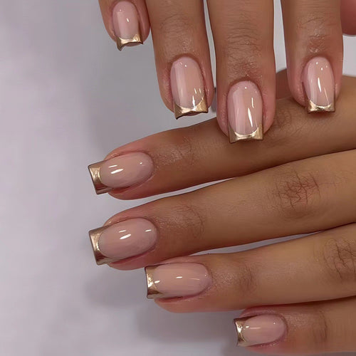 Elegante Kunstnägel mit Goldakzenten Karnz