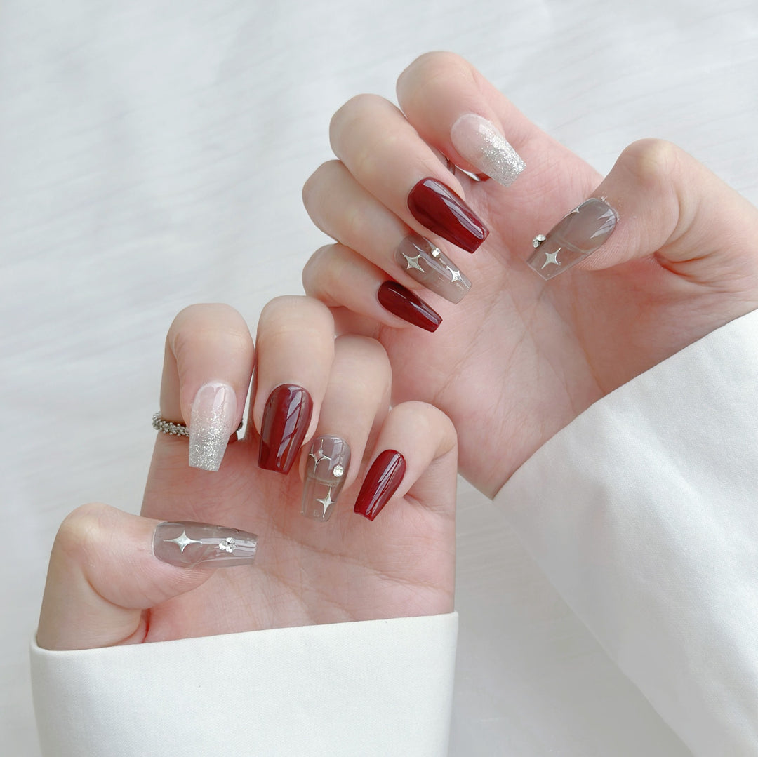 Elegantes Press-On Nagelset mit Glitzer und Strassakzenten