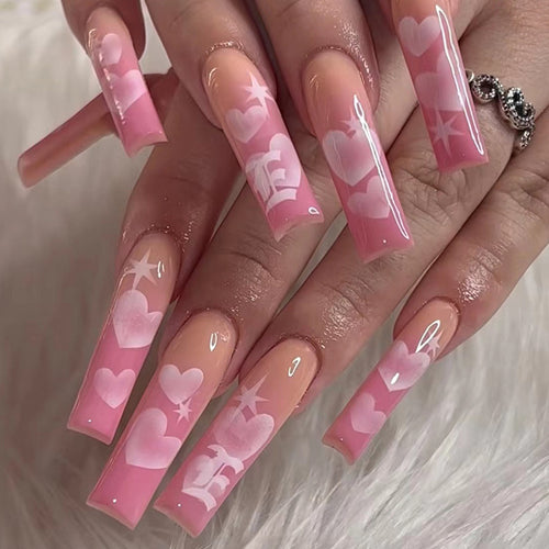 Künstliche Nagelkunst mit Herzmustern Karnz