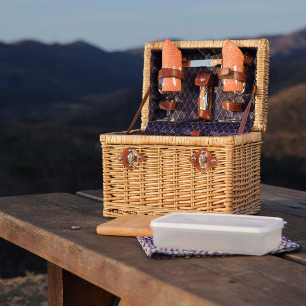 Damen Picknickkorb mit stilvollen Gläsern und Holzbrettern Karnz