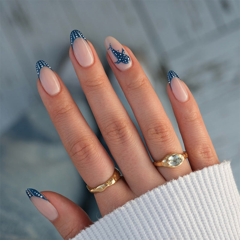 Künstlerisches Press-On-Nagelset mit dekorativem Walfischdesign Karnz