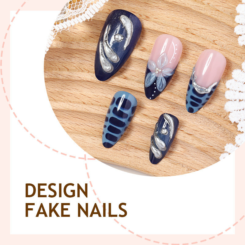 Kunstnagelset mit elegantem maritimem Design und funkelnden Verzierungen Karnz