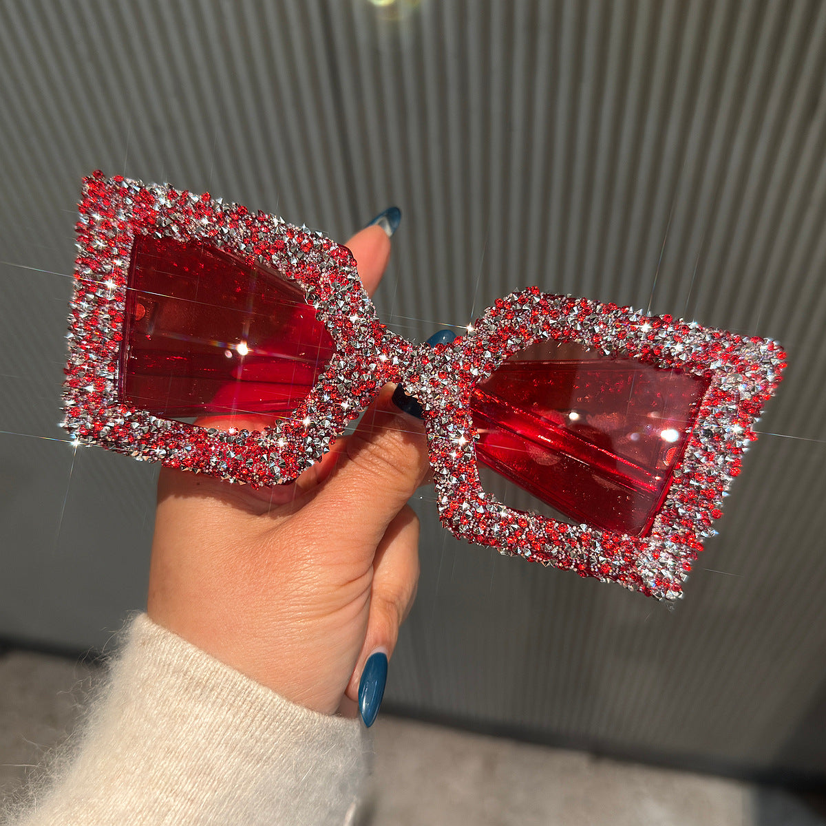 Damen Glamouröse Statement-Sonnenbrille mit strassverziertem Rahmen Karnz