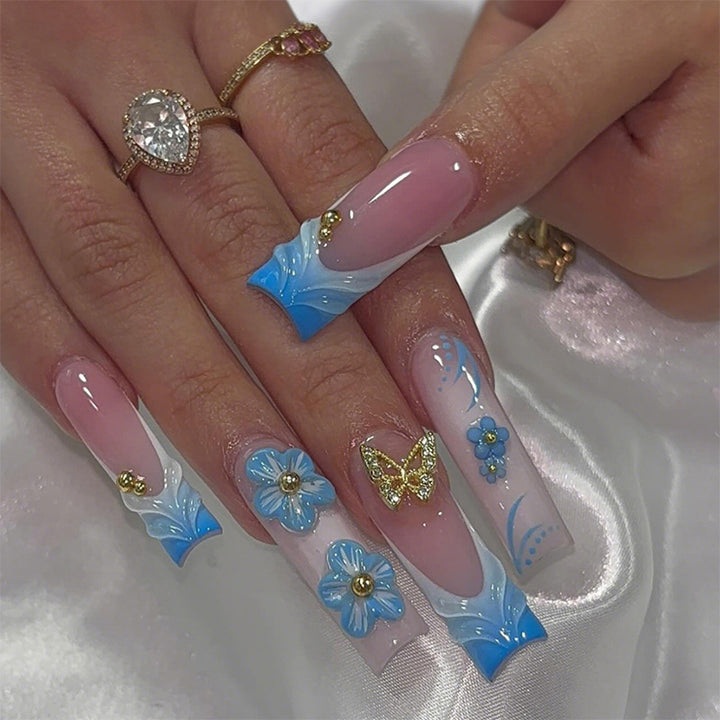 Künstlerisches Press-On-Nagel-Set mit floralen und Schmetterlingsdesigns Karnz