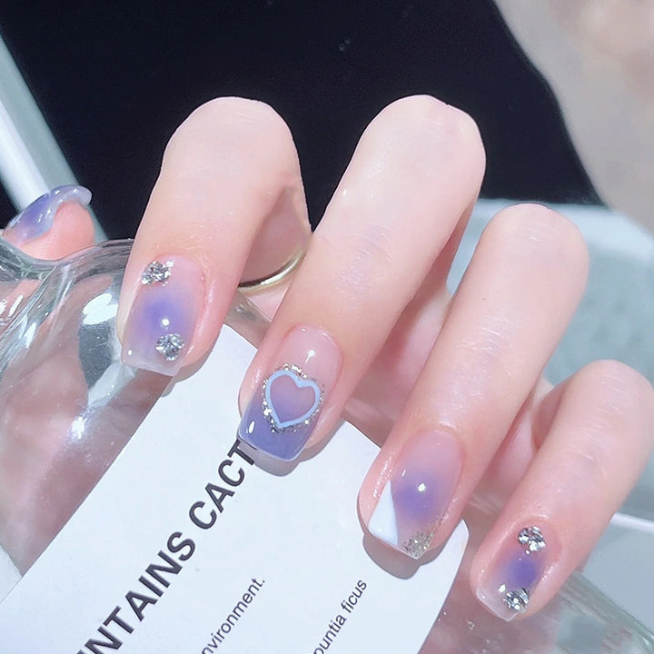 Kunstnagelset mit funkelnden Glitzer- und holografischen Akzenten Karnz