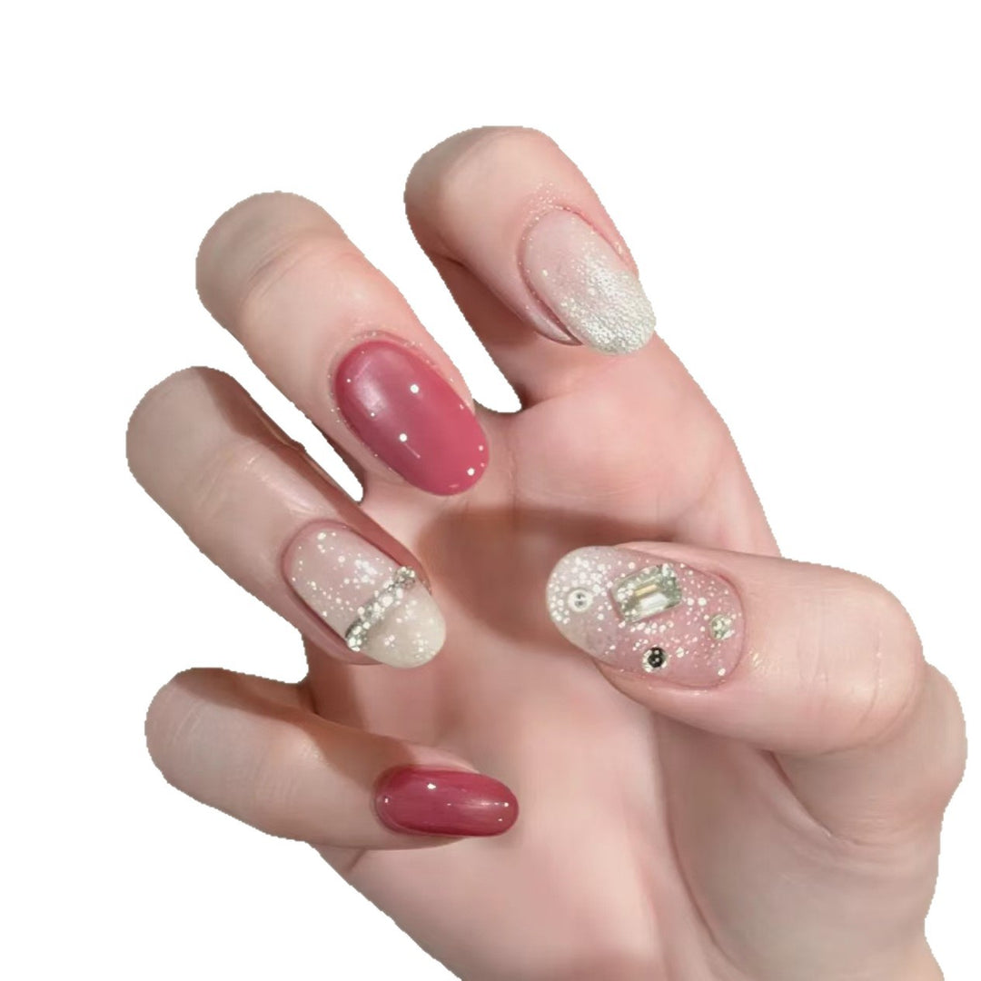 Glamouröse Nagelkunstverlängerungen mit dekorativen Akzenten