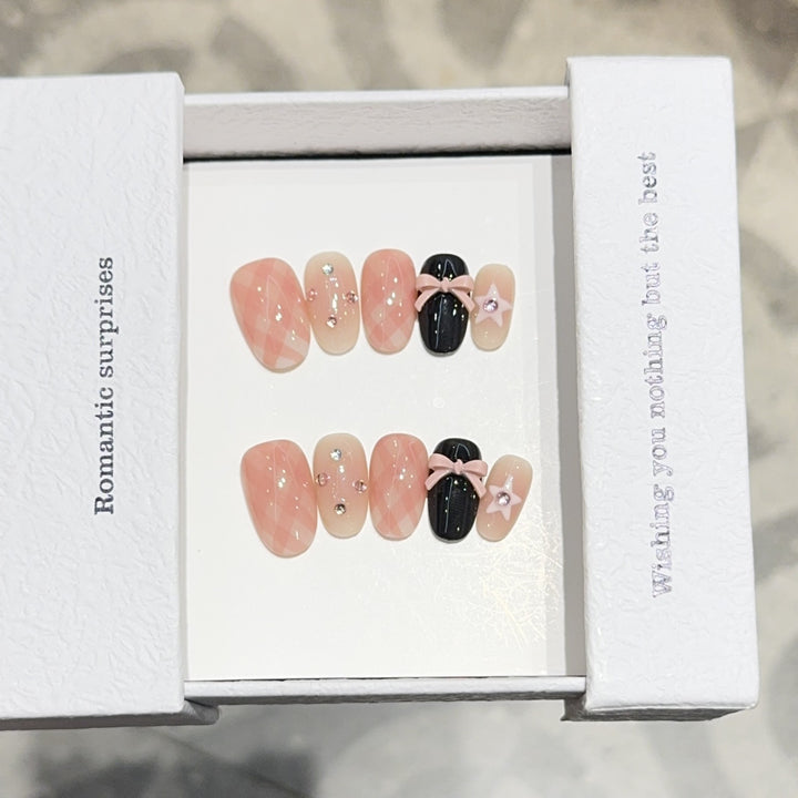 Kunstnägel mit Romantischem Design und Glitzerdetails Karnz