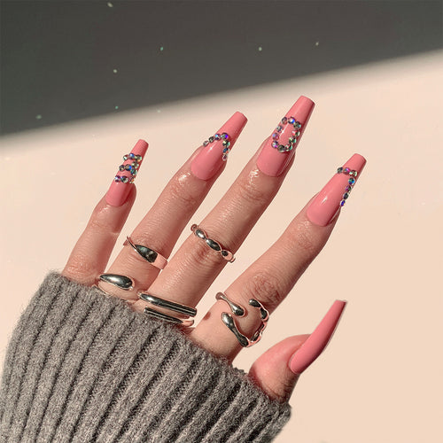 Künstliche Nagelverlängerungen mit eleganten Strassverzierungen Karnz