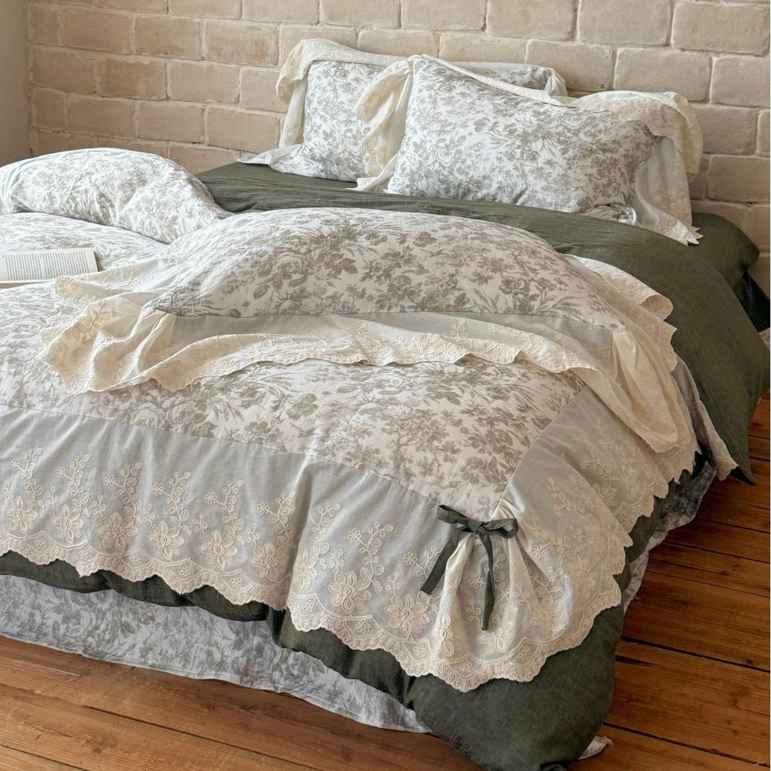Romantisches Bettwäscheset aus Baumwollmix mit floraler Toile‑Optik, besticktem Spitzenvolant und Zierschleifen
