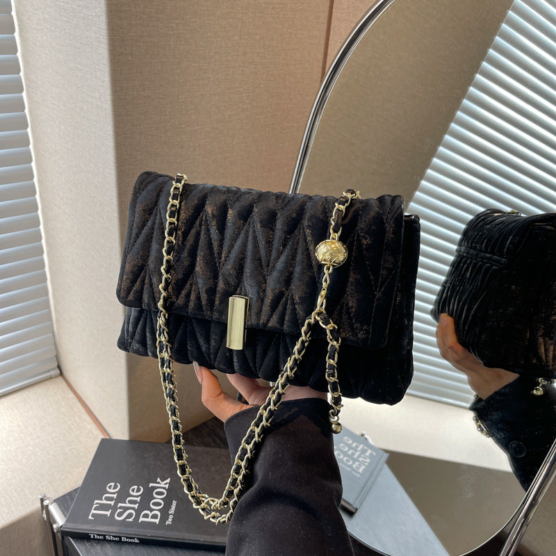 Gequiltete Handtasche mit Kettenriemen Karnz