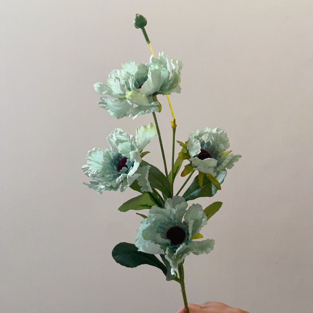 Lebensechter blühender Blumenstiel