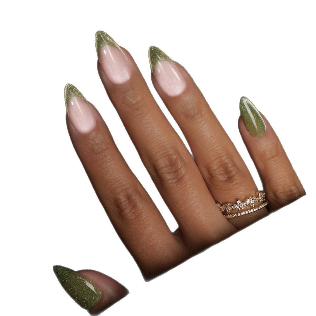 Kunstnagelset mit glamourösem Krallschnitt und funkelnden Akzenten Karnz