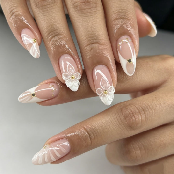 Kunstnägel mit Elegantem Blumendesign und Glitzerakzenten Karnz