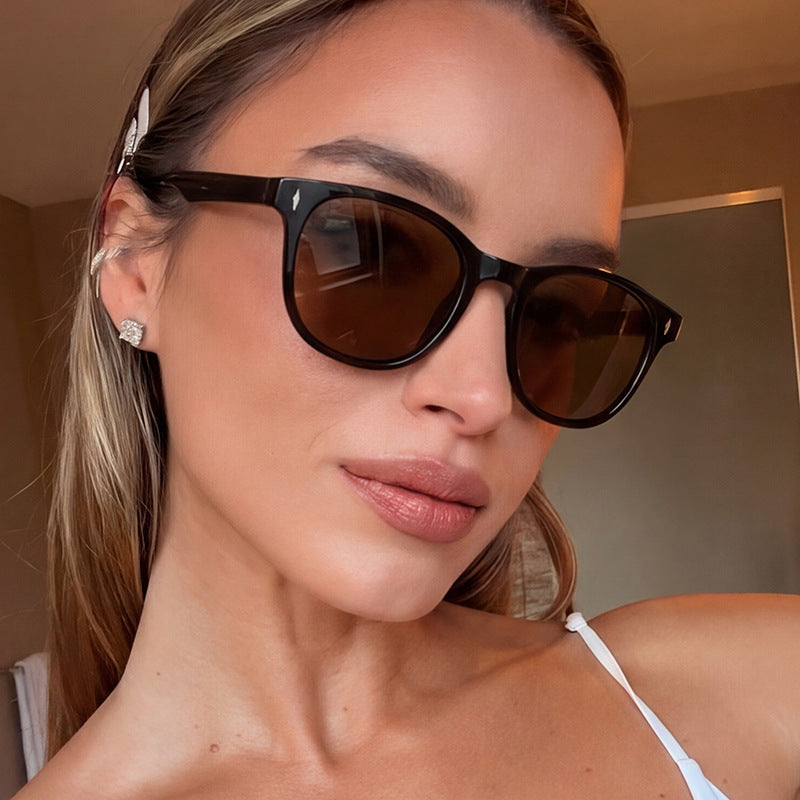 Damen stylische Sonnenbrille mit ergonomischem Rahmen und schützendem UV-Filter Karnz