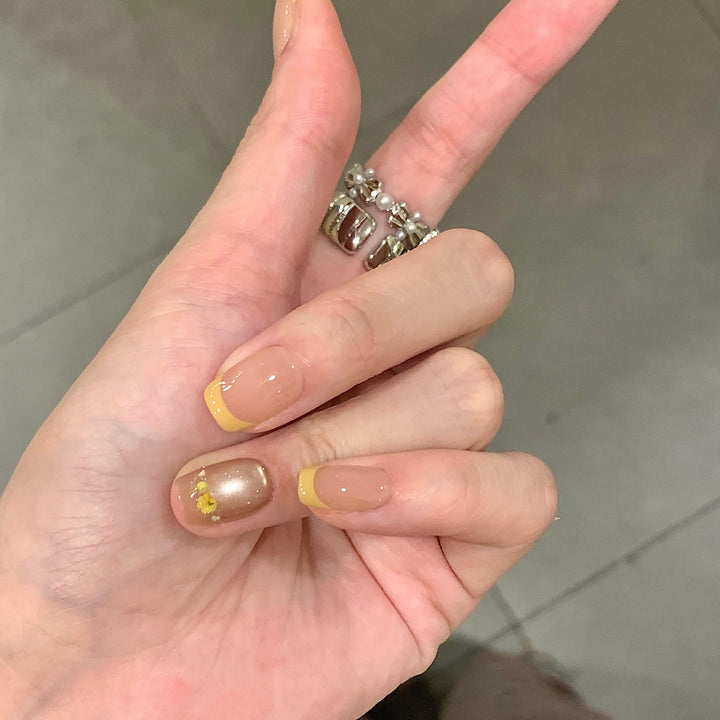 Kunstnägel mit Elegantem Blumendesign Karnz
