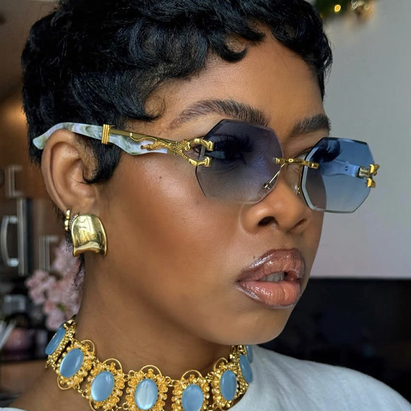 Damen modische Sonnenbrille mit extravagantem achteckigem Design und goldenen Akzenten Karnz