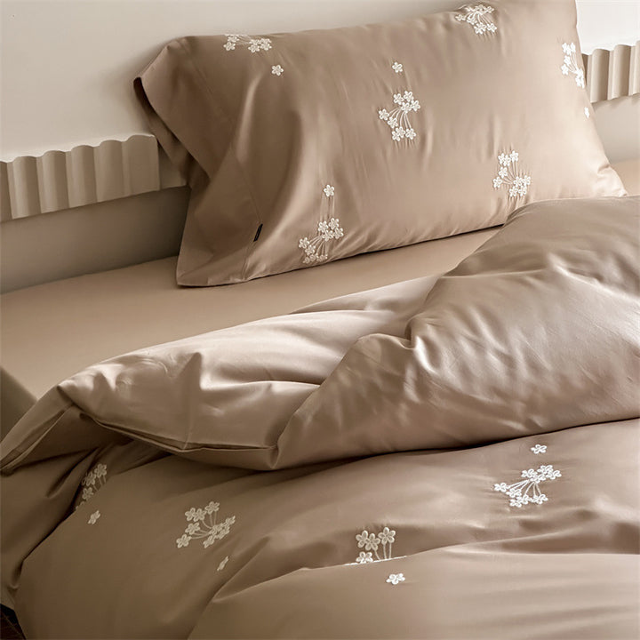 Elegante Satin-Bettwäschegarnitur mit dezenter Blumenstickerei und seidenähnlichem Glanz