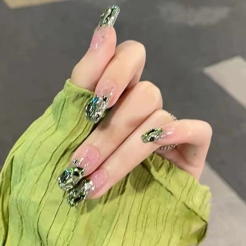 Glitzernde Kunstnägel im modernen Design Karnz