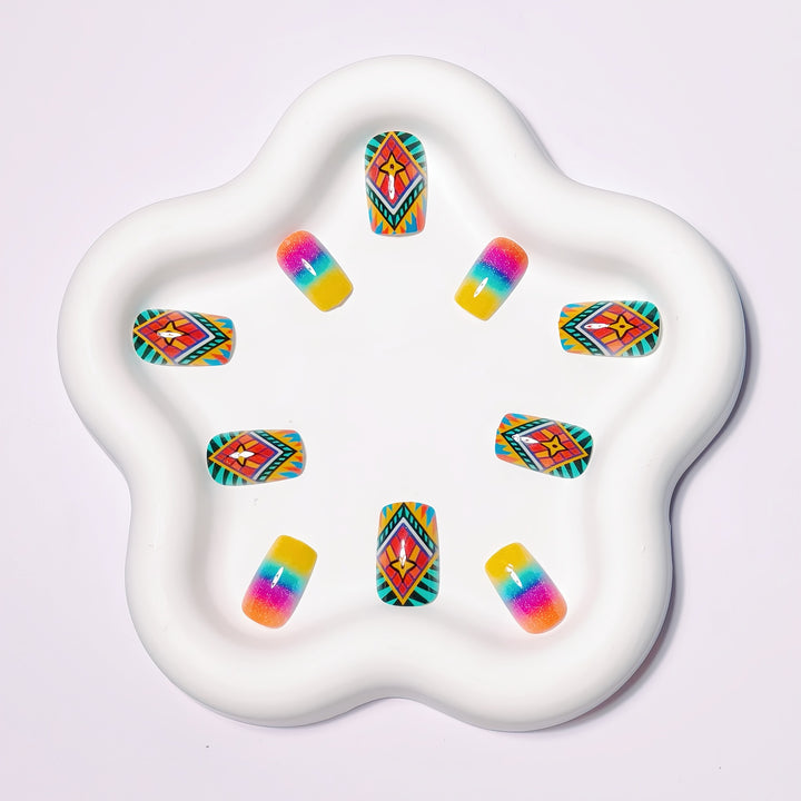 Kreative Kunstnägel mit Geometrischem Muster Karnz