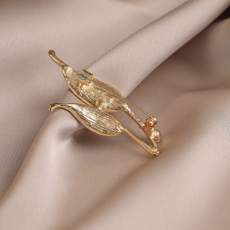 Elegante Brosche mit Blattform und Kristallen Karnz