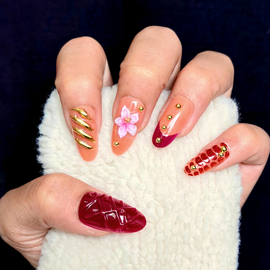 Dekorativer Nagelkunst-Set mit floralen und metallischen Akzenten Karnz