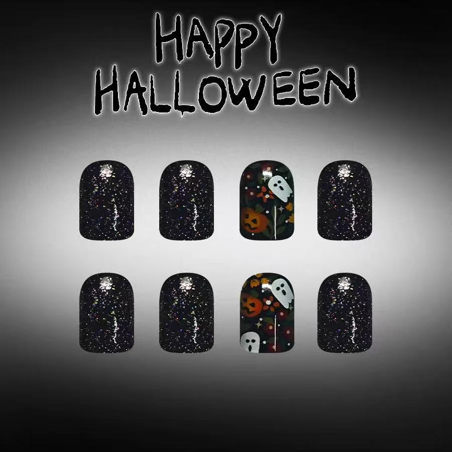 Kunstnagelset mit Halloween-Motiven und Glitzerakzenten Karnz