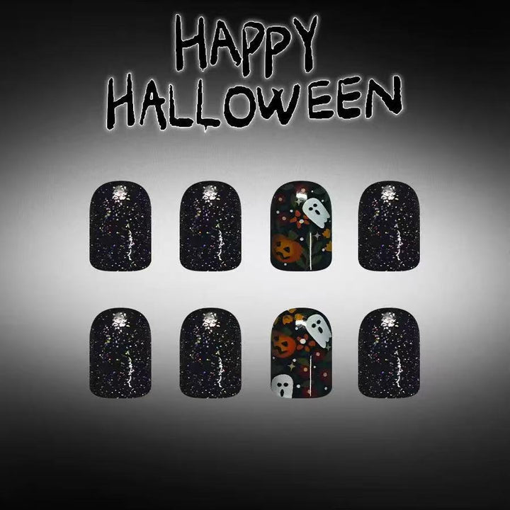 Kunstnagelset mit Halloween-Motiven und Glitzerakzenten Karnz