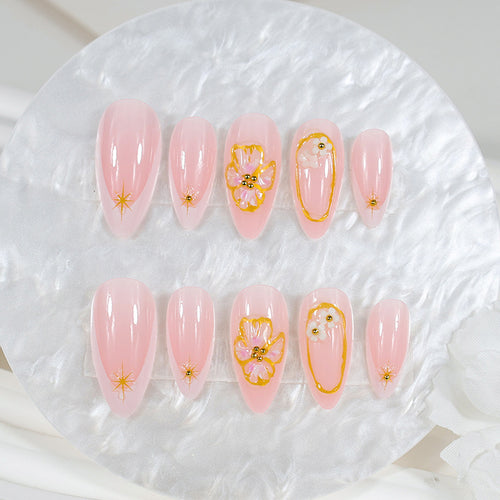 Kunstnagelset mit eleganten floralen und glamourösen Details Karnz