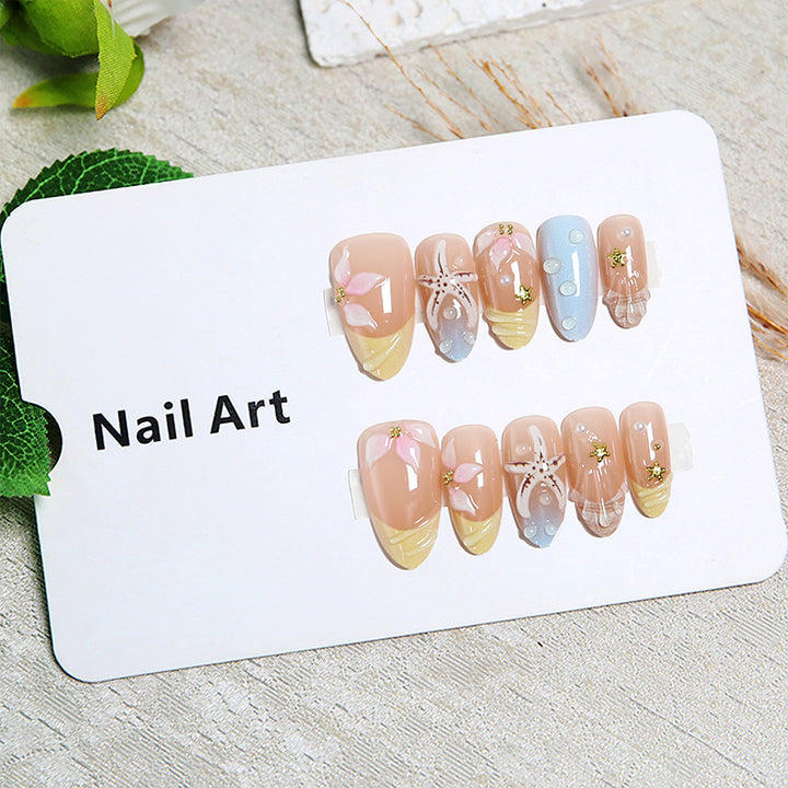Kunstnägel mit floralen Motiven und Glitzerdetails Karnz