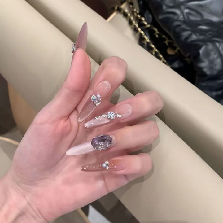 Künstlerische Stiletto Press-On Nagelkunst mit schimmernden Akzenten Karnz