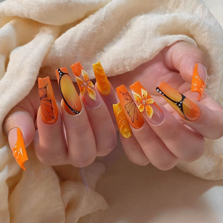 Elegante Kunstnägel mit Botanischen Designs Karnz