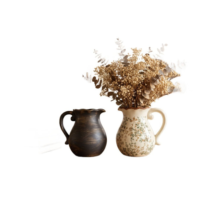 Eleganter Keramikkrug mit floralen Mustern Karnz