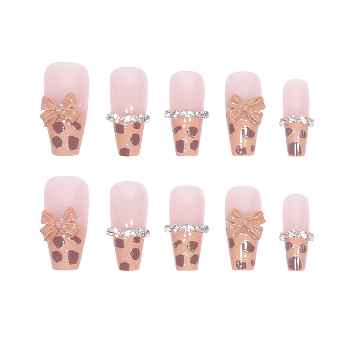 Dekoratives Press-On Nagelset mit floralem und gem Akzenten Karnz