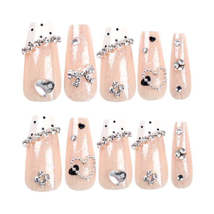 Kunstvolle Nagelverlängerungen mit eleganten Strass- und Herzdesigns Karnz