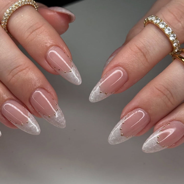 Elegante Stiletto Press-On Nägel mit goldenen Akzenten Karnz