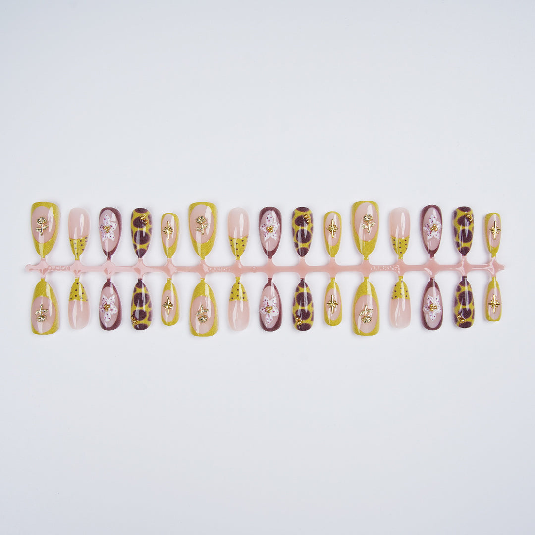 Elegantes Kunstnagel-Set mit einzigartigem Design Karnz