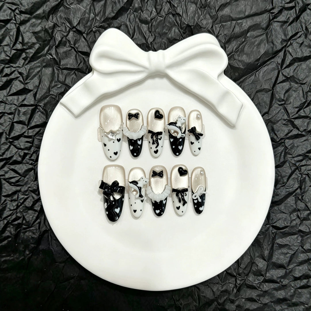 Elegantes Herz-vernähtes Press-On Nagelset