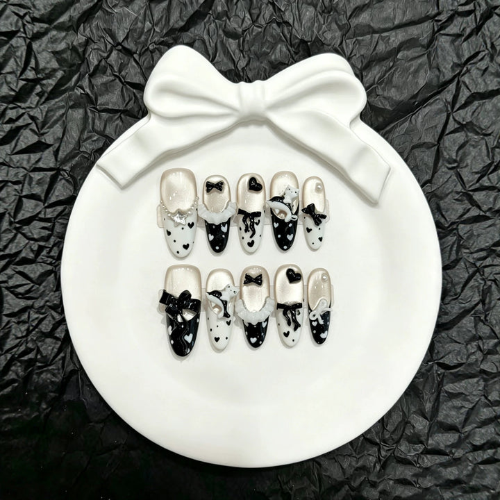 Elegantes Herz-vernähtes Press-On Nagelset