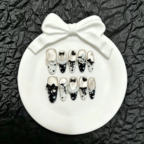 Elegantes Herz-vernähtes Press-On Nagelset