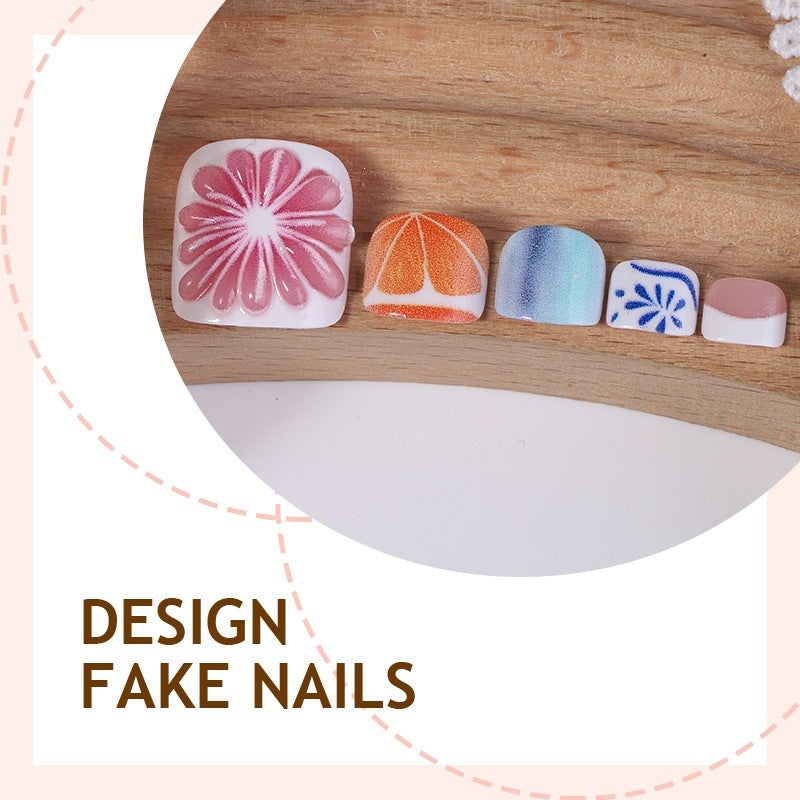 Kreatives Kunstnagelset mit floralen und bunten Designs Karnz