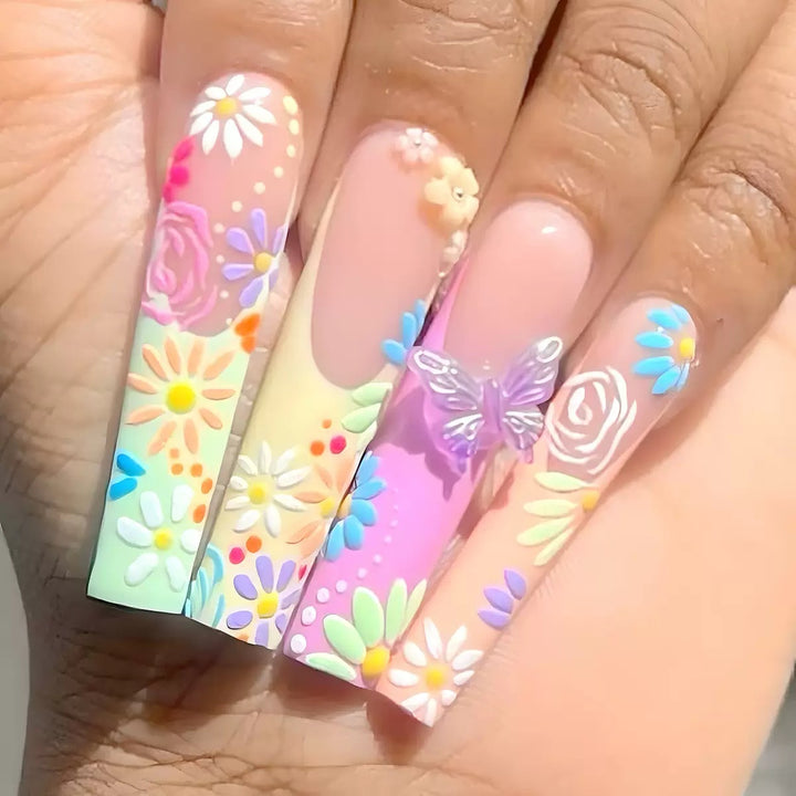 Kunstnägel mit floralen Motiven und 3D-Verzierungen Karnz